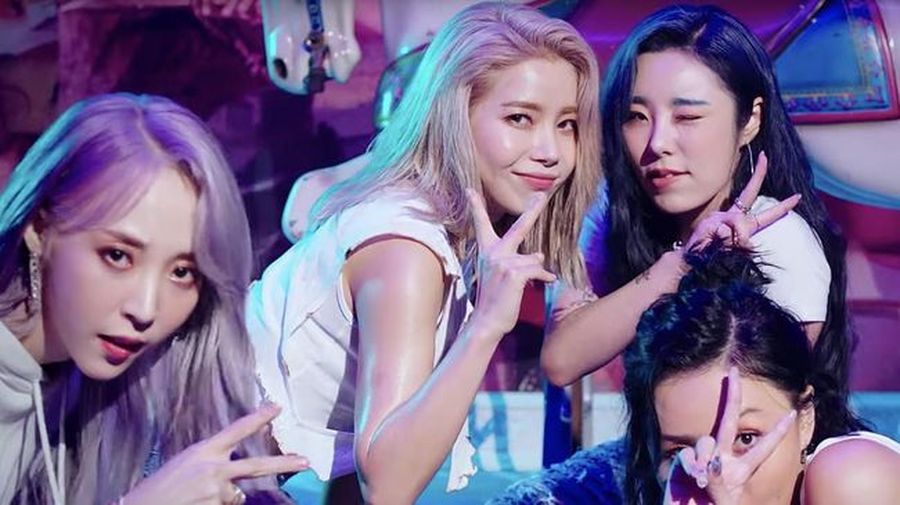 Girlband MAMAMOO membawa suasana santai dalam single terbaru mereka, Dingga, yang dirilis baru-baru ini, lengkap dengan video musiknya. (Dok. 1theK via YouTube)