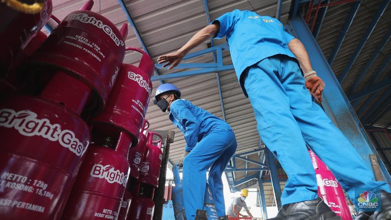 Petugas melakukan pengisian gas ke dalam tabung elpiji 3 kg di SPPBE (Stasiun Pengangkutan dan Pengisian Bulk Elpiji), Jakarta, Selasa (20/5/2021). (CNBC Indonesia/Tri Susilo)