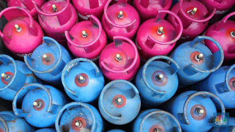 Petugas melakukan pengisian gas ke dalam tabung elpiji 3 kg di SPPBE (Stasiun Pengangkutan dan Pengisian Bulk Elpiji), Jakarta, Selasa (20/5/2021). (CNBC Indonesia/Tri Susilo)
