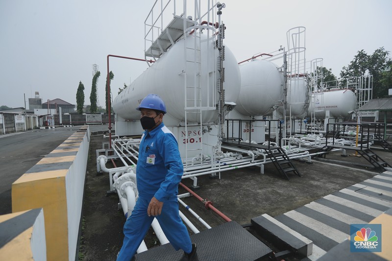Yanto penjual gas eceran menyiapkan gas di rukonya di kawasan, Ciputat, Tangerang Selatan, Senin 3/1. Harga Gas LPG sejumlah ukuran naik. Sebelumnya Pertamina resmi menaikan gas elpiji sejak 25 Desember lalu. Pantauan CNBC Indonesia dilapangan, Bright gas 5 kg : Rp90 ribu dari Rp80 ribu.
Bright gas 12 kg: Rp175 Ribu dari Rp155 ribu. Gas tabung Biru 12kg : Rp175 ribu dari Rp155 ribu.
Gas 3 kg: Rp21 ribu blm naik.
Dilokasi yang berbeda Rosid selaku penjual gas juga mengatakan ada kenaikan. Gas tabung biru 12kg : dari Rp155 ribu naik Rp165 ribu
Gas tabung Pink 12kg : dari Rp160 naik menjadi Rp170 ribu. 
Gas tabunh Pink 5kg : dari Rp75 ribu naik menjadi Rp80 ribu.
Gas 3kg : tidak naik tetap dengan hari Rp20 ribu.  (CNBC Indonesia/ Muhammad Sabki)