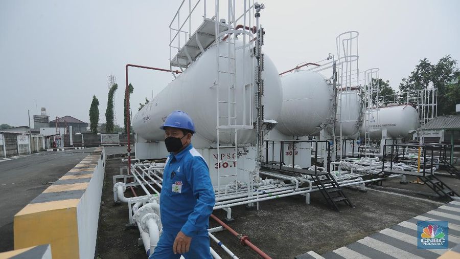 Yanto penjual gas eceran menyiapkan gas di rukonya di kawasan, Ciputat, Tangerang Selatan, Senin 3/1. Harga Gas LPG sejumlah ukuran naik. Sebelumnya Pertamina resmi menaikan gas elpiji sejak 25 Desember lalu. Pantauan վ dilapangan, Bright gas 5 kg : Rp90 ribu dari Rp80 ribu.
Bright gas 12 kg: Rp175 Ribu dari Rp155 ribu. Gas tabung Biru 12kg : Rp175 ribu dari Rp155 ribu.
Gas 3 kg: Rp21 ribu blm naik.
Dilokasi yang berbeda Rosid selaku penjual gas juga mengatakan ada kenaikan. Gas tabung biru 12kg : dari Rp155 ribu naik Rp165 ribu
Gas tabung Pink 12kg : dari Rp160 naik menjadi Rp170 ribu. 
Gas tabunh Pink 5kg : dari Rp75 ribu naik menjadi Rp80 ribu.
Gas 3kg : tidak naik tetap dengan hari Rp20 ribu.  (վ/ Muhammad Sabki)