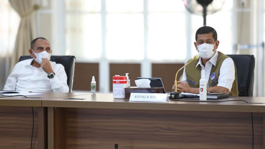 Ketua Satgas Penanganan COVID-19 Letjen TNI Dr. (H.C.) Doni Monardo (kanan) bersama Gubernur Sumatera Utara (Sumut) Edy Rahmayadi dalam Rapat Koordinasi Penanganan COVID-19 bersama jajaran Pemerintah Provinsi (Pemprov) Sumut di Aula Tengku Rizal Nurdin komplek Pendopo Rumah Dinas Gubernur Sumut, Medan, Selasa (20/4).