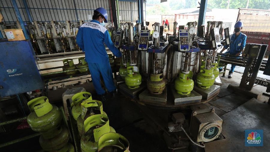 Petugas melakukan pengisian gas ke dalam tabung elpiji 3 kg di SPPBE (Stasiun Pengangkutan dan Pengisian Bulk Elpiji), Jakarta, Selasa (20/5/2021). (CNBC Indonesia/Tri Susilo)