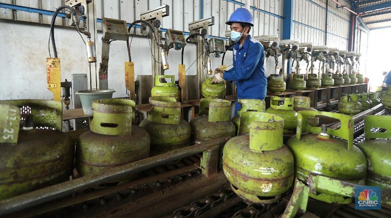 Petugas melakukan pengisian gas ke dalam tabung elpiji 3 kg di SPPBE (Stasiun Pengangkutan dan Pengisian Bulk Elpiji), Jakarta, Selasa (20/5/2021). (CNBC Indonesia/Tri Susilo)