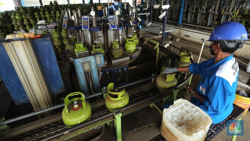 Petugas melakukan pengisian gas ke dalam tabung elpiji 3 kg di SPPBE (Stasiun Pengangkutan dan Pengisian Bulk Elpiji), Jakarta, Selasa (20/5/2021). (CNBC Indonesia/Tri Susilo)