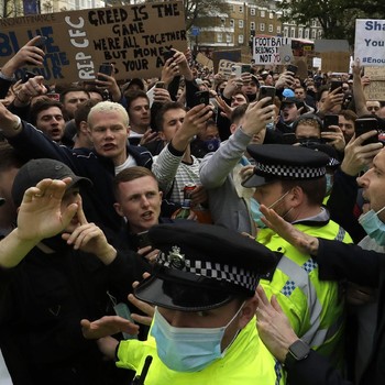 Potret Fans Chelsea Demo di Stamford Bridge, Kecam Liga Super