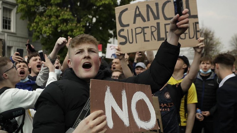 Chelsea fans protest outside Stamford Bridge stadium in London, against Chelsea's decision to be included amongst the clubs attempting to form a new European Super League, Tuesday, April 20, 2021. Reaction to the proposals from 12 clubs to rip up European soccer by forming a breakaway Super League has ranged from anger and condemnation to humor and sarcasm. (AP Photo/Matt Dunham)