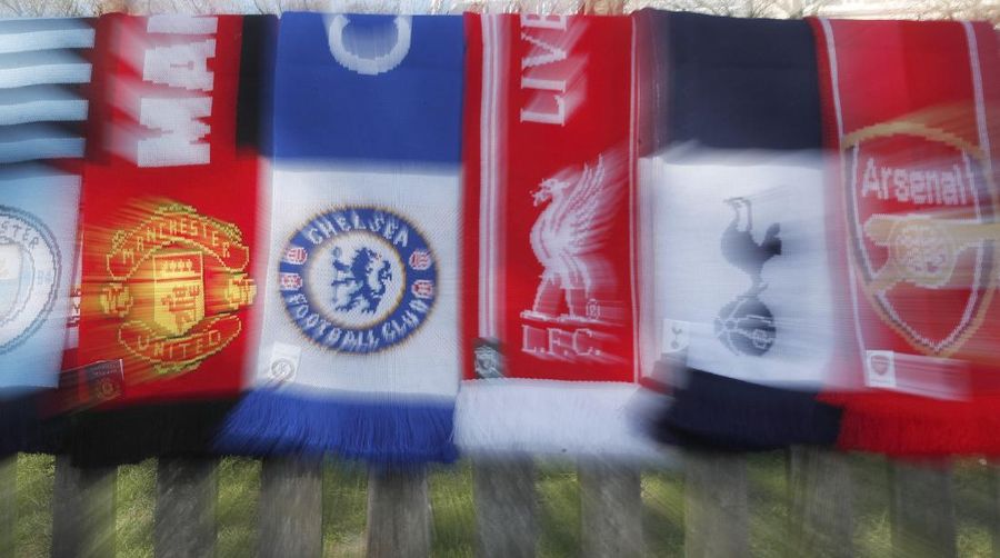 6 syal  dari klub tim Liga Premier Inggris yang menjadi bagian dari Liga Super Eropa yang diusulkan, ditata dan difoto, di London, Senin, 19 April 2021. 12 klub Eropa berencana untuk memulai Liga Super yang memisahkan diri telah memberi tahu para pemimpin FIFA dan UEFA bahwa mereka telah memulai tindakan hukum yang bertujuan menangkis ancaman untuk memblokir kompetisi. (AP Photo/Alastair Grant)