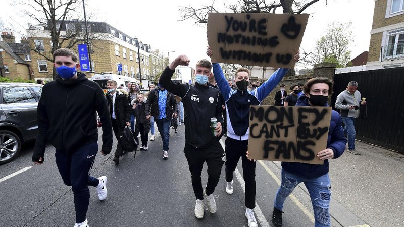 Chelsea fans protest outside Stamford Bridge stadium in London, against Chelsea's decision to be included amongst the clubs attempting to form a new European Super League, Tuesday, April 20, 2021. Reaction to the proposals from 12 clubs to rip up European soccer by forming a breakaway Super League has ranged from anger and condemnation to humor and sarcasm. (AP Photo/Matt Dunham)