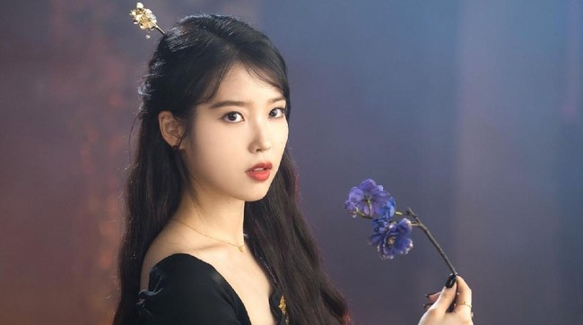 IU dan Lee Jong Suk Umumkan Putus setelah 4 Tahun Pacaran