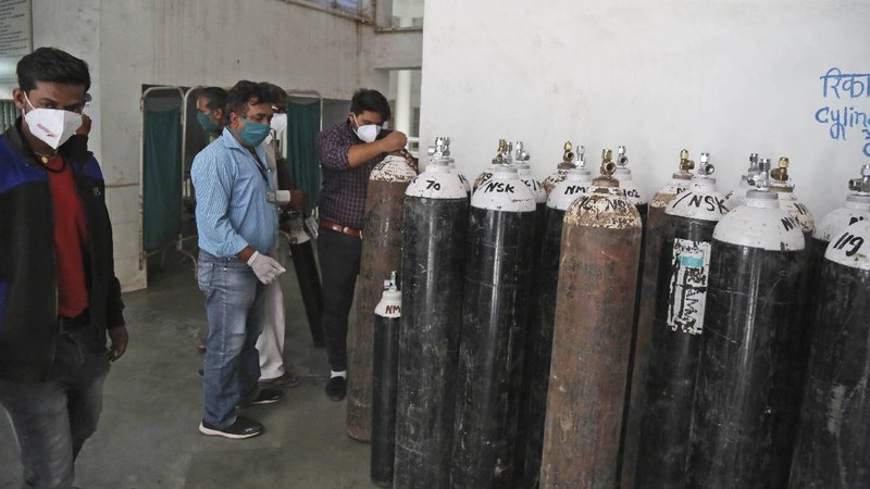 Patients use oxygen cylinders in hospital after a leakage in the oxygen plant in Nashik, in the Indian state of Maharashtra, Wednesday, April 21, 2021. A local administrator in western India says 22 patients have died in a hospital when their oxygen supply was interrupted by a leakage in a supply tank. The official says the oxygen supply has since been resumed to other patients. (AP Photo)