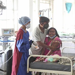 Sedihnya India: Tsunami Covid-19 Datang, Rumah Sakit Terbakar