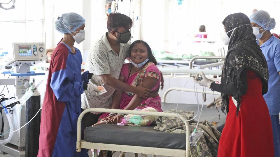 Patients use oxygen cylinders in hospital after a leakage in the oxygen plant in Nashik, in the Indian state of Maharashtra, Wednesday, April 21, 2021. A local administrator in western India says 22 patients have died in a hospital when their oxygen supply was interrupted by a leakage in a supply tank. The official says the oxygen supply has since been resumed to other patients. (AP Photo)