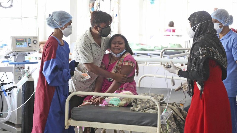 Patients use oxygen cylinders in hospital after a leakage in the oxygen plant in Nashik, in the Indian state of Maharashtra, Wednesday, April 21, 2021. A local administrator in western India says 22 patients have died in a hospital when their oxygen supply was interrupted by a leakage in a supply tank. The official says the oxygen supply has since been resumed to other patients. (AP Photo)