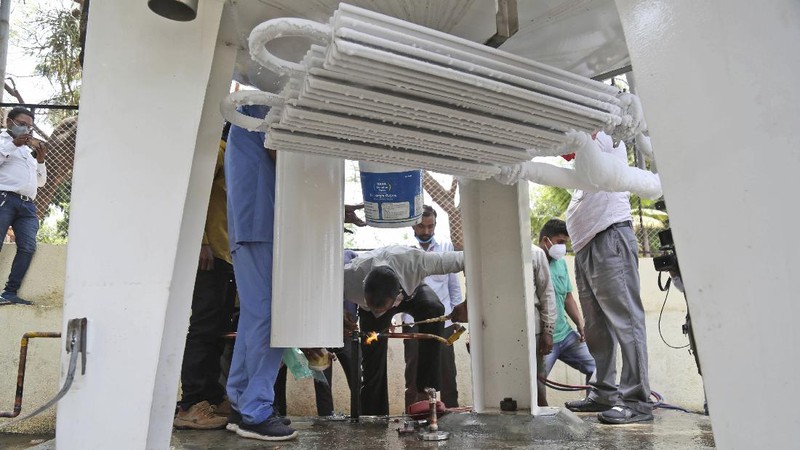 Patients use oxygen cylinders in hospital after a leakage in the oxygen plant in Nashik, in the Indian state of Maharashtra, Wednesday, April 21, 2021. A local administrator in western India says 22 patients have died in a hospital when their oxygen supply was interrupted by a leakage in a supply tank. The official says the oxygen supply has since been resumed to other patients. (AP Photo)