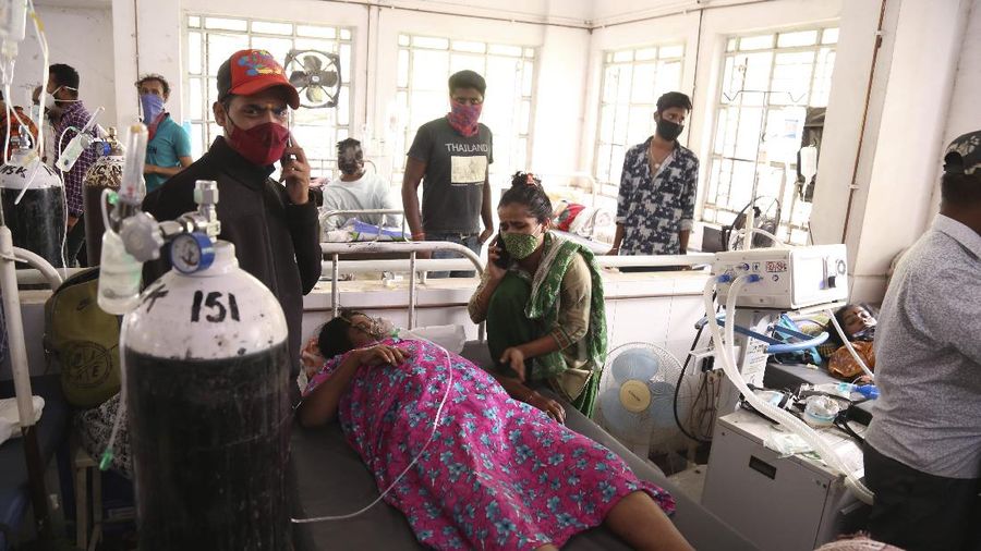 Patients use oxygen cylinders in hospital after a leakage in the oxygen plant in Nashik, in the Indian state of Maharashtra, Wednesday, April 21, 2021. A local administrator in western India says 22 patients have died in a hospital when their oxygen supply was interrupted by a leakage in a supply tank. The official says the oxygen supply has since been resumed to other patients. (AP Photo)