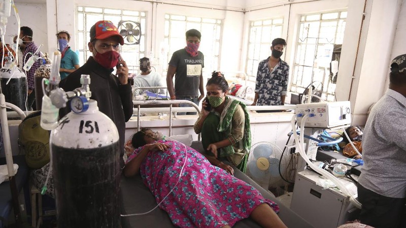 Patients use oxygen cylinders in hospital after a leakage in the oxygen plant in Nashik, in the Indian state of Maharashtra, Wednesday, April 21, 2021. A local administrator in western India says 22 patients have died in a hospital when their oxygen supply was interrupted by a leakage in a supply tank. The official says the oxygen supply has since been resumed to other patients. (AP Photo)