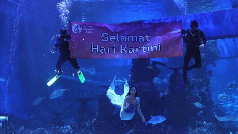 Penyelam menyapa pengunjung di Jakarta Aquarium dan Safari di Jakarta, Rabu (21/4/2021).  (CNBC Indonesia/Tri Susilo)