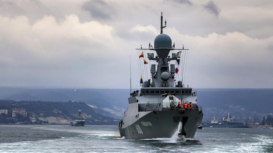 Foto selebaran yang dirilis pada hari Rabu, 14 April 2021 oleh Layanan Pers Kementerian Pertahanan Rusia menunjukkan, Sebuah kapal angkatan laut Rusia terlihat selama latihan angkatan laut di Laut Hitam. Rusia bersikeras bahwa mereka memiliki hak untuk menutup wilayah Laut Hitam untuk kapal angkatan laut asing dan menolak kritik Ukraina dan Barat atas tindakan tersebut. (Russian Defense Ministry Press Service via AP)