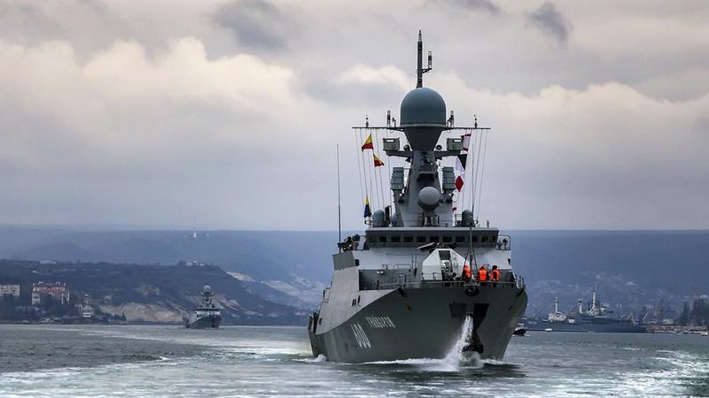 Foto selebaran yang dirilis pada hari Rabu, 14 April 2021 oleh Layanan Pers Kementerian Pertahanan Rusia menunjukkan, Sebuah kapal angkatan laut Rusia terlihat selama latihan angkatan laut di Laut Hitam. Rusia bersikeras bahwa mereka memiliki hak untuk menutup wilayah Laut Hitam untuk kapal angkatan laut asing dan menolak kritik Ukraina dan Barat atas tindakan tersebut. (Russian Defense Ministry Press Service via AP)