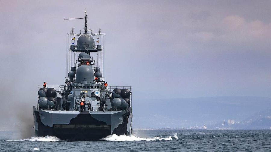Foto selebaran yang dirilis pada hari Rabu, 14 April 2021 oleh Layanan Pers Kementerian Pertahanan Rusia menunjukkan, Sebuah kapal angkatan laut Rusia terlihat selama latihan angkatan laut di Laut Hitam. Rusia bersikeras bahwa mereka memiliki hak untuk menutup wilayah Laut Hitam untuk kapal angkatan laut asing dan menolak kritik Ukraina dan Barat atas tindakan tersebut. (Russian Defense Ministry Press Service via AP)