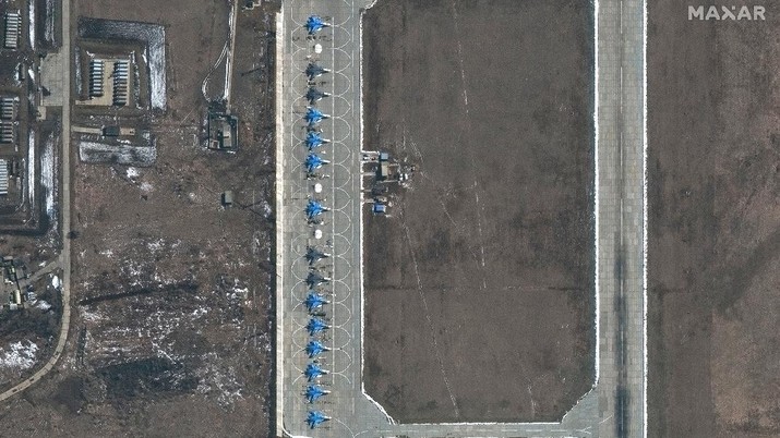 Gambar yang disediakan oleh Maxar Technologies ini menunjukkan 11 pesawat SU-34 di pangkalan udara Morozovsk di Rusia, pada hari Sabtu, 27 Maret 2021. Rusia telah bersikeras bahwa mereka memiliki hak untuk membatasi pergerakan kapal angkatan laut asing dari Krimea, menolak keluhan Ukraina dan kritik Barat. (Satellite image ©2021 Maxar Technologies via AP)