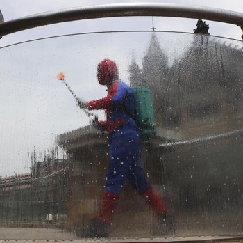 Aksi Heroik Spiderman saat India Diterpa Tsunami Corona