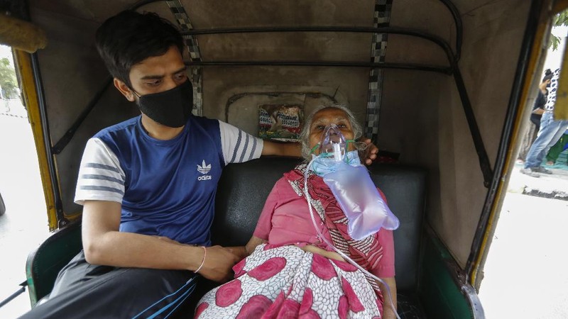 Patients use oxygen cylinders in hospital after a leakage in the oxygen plant in Nashik, in the Indian state of Maharashtra, Wednesday, April 21, 2021. A local administrator in western India says 22 patients have died in a hospital when their oxygen supply was interrupted by a leakage in a supply tank. The official says the oxygen supply has since been resumed to other patients. (AP Photo)