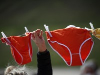 Wow! PM Prancis Dikirimi Celana Dalam Wanita, Kok Bisa?