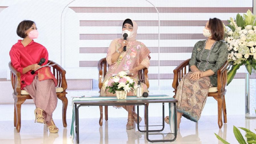 Wakil Direktur Utama BNI Adi Sulistyowati (tengah), Founder of Stellar Women Samira Shihab (kanan) dan Aliya Amitra (kiri) berbincang-bincang pada acara Perempuan Indonesia #LompatLebihTinggi bersama BNI di Jakarta, Rabu (21 April 2021). Dalam rangka Hari Kartini, para Srikandi BNI berkomitmen memajukan Perempuan Indonesia dalam rangka pemulihan ekonomi nasional.