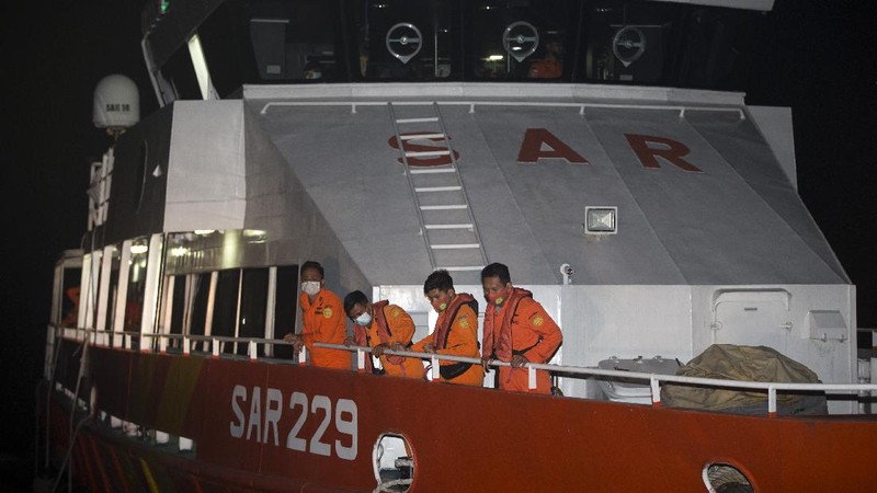 Indonesian Navy ship KRI Singa sails to take part in the search for submarine KRI Nanggala that went missing while participating in a training exercise on Wednesday, off Banyuwangi, East Java, Indonesia, Thursday, April 22, 2021. Indonesia's navy ships are intensely searching the waters where one of its submarines was last detected before it disappeared, as neighboring countries are set to join the complex operation. (AP Photo)