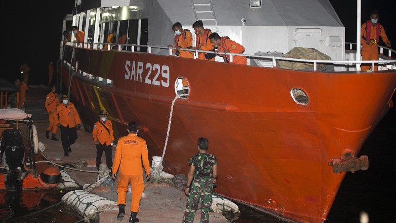 A member of National Search and Rescue Agency (BASARNAS) prepare for a search mission for The Indonesian Navy submarine KRI Nanggala at Benoa harbor in Bali, Indonesia, on Wednesday, April 21, 2021. Indonesia's navy is searching for the KRI Nanggala submarine that went missing north of the resort island of Bali with a number of people on board, the military said Wednesday, April 21, 2021.(AP Photo/Firdia Lisnawati)