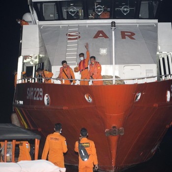 Potret Pencarian KRI Nanggala 402 yang Hilang Kontak