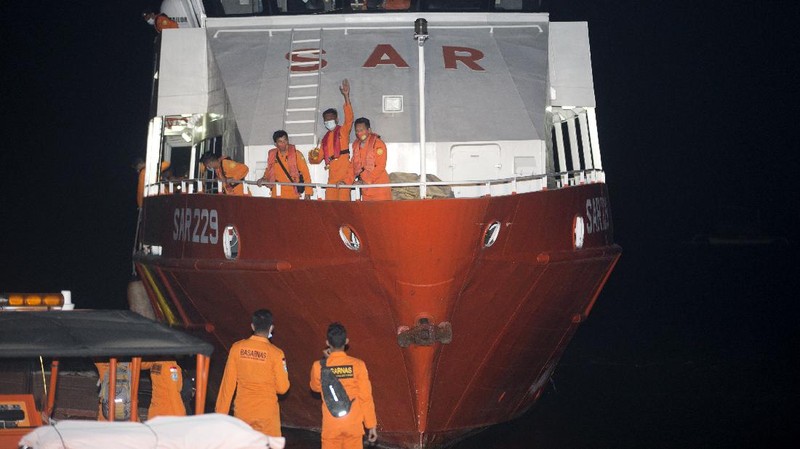 A member of National Search and Rescue Agency (BASARNAS) prepare for a search mission for The Indonesian Navy submarine KRI Nanggala at Benoa harbor in Bali, Indonesia, on Wednesday, April 21, 2021. Indonesia's navy is searching for the KRI Nanggala submarine that went missing north of the resort island of Bali with a number of people on board, the military said Wednesday, April 21, 2021.(AP Photo/Firdia Lisnawati)
