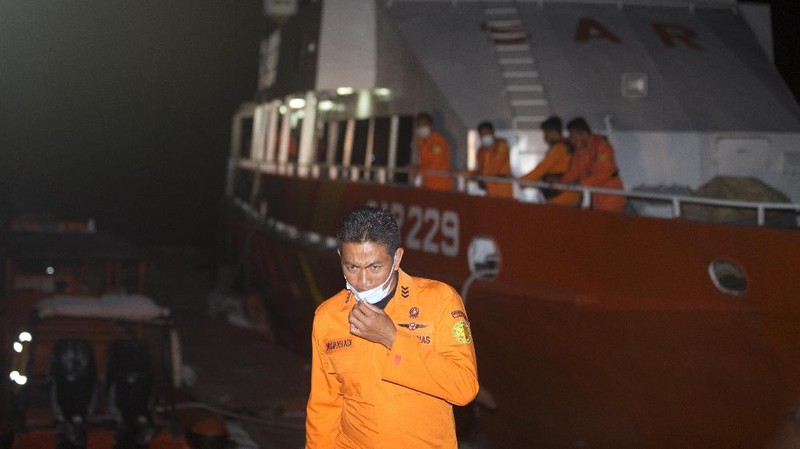 A member of National Search and Rescue Agency (BASARNAS) prepare for a search mission for The Indonesian Navy submarine KRI Nanggala at Benoa harbor in Bali, Indonesia, on Wednesday, April 21, 2021. Indonesia's navy is searching for the KRI Nanggala submarine that went missing north of the resort island of Bali with a number of people on board, the military said Wednesday, April 21, 2021.(AP Photo/Firdia Lisnawati)