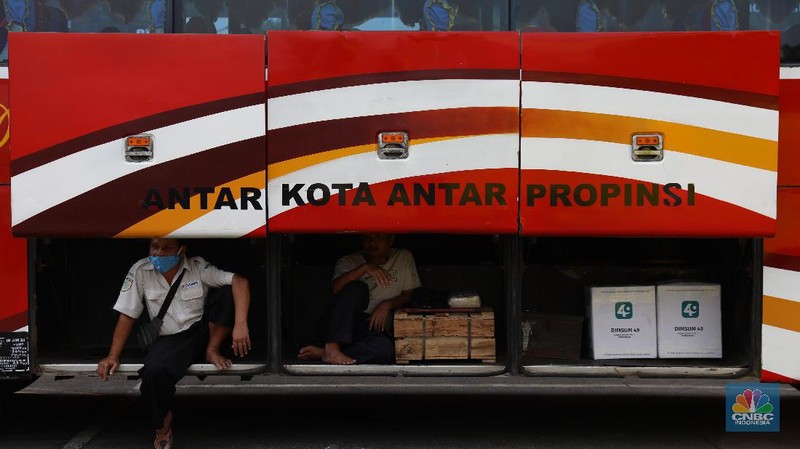 Larangan Mudik Diperpanjang, Terminal Kampung Rambutan Terlihat Sepi Penumpang. (CNBC Indonesia/Andrean Kristianto)