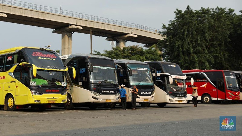 Larangan Mudik Diperpanjang, Terminal Kampung Rambutan Terlihat Sepi Penumpang. (CNBC Indonesia/Andrean Kristianto)