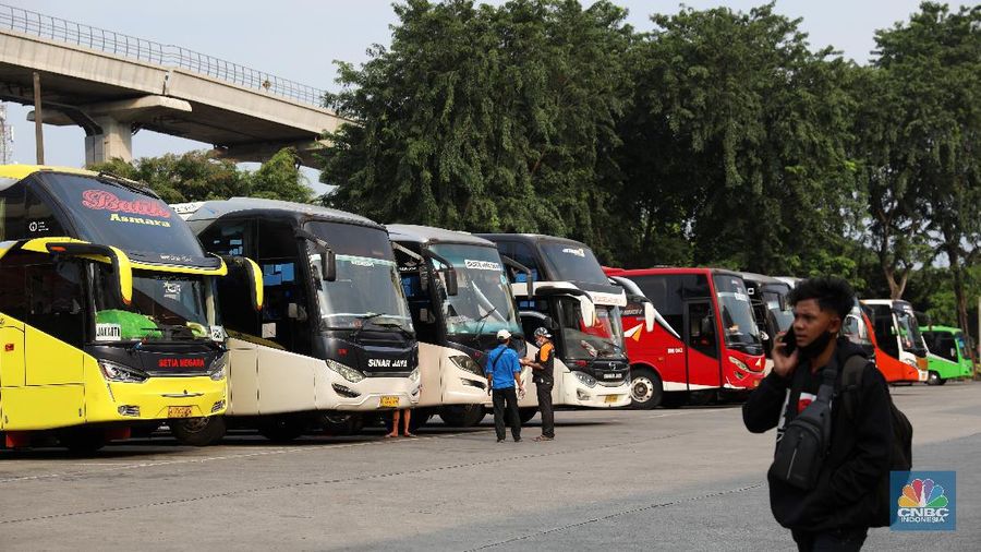 Larangan Mudik Diperpanjang, Terminal Kampung Rambutan Terlihat Sepi Penumpang. (CNBC Indonesia/Andrean Kristianto)