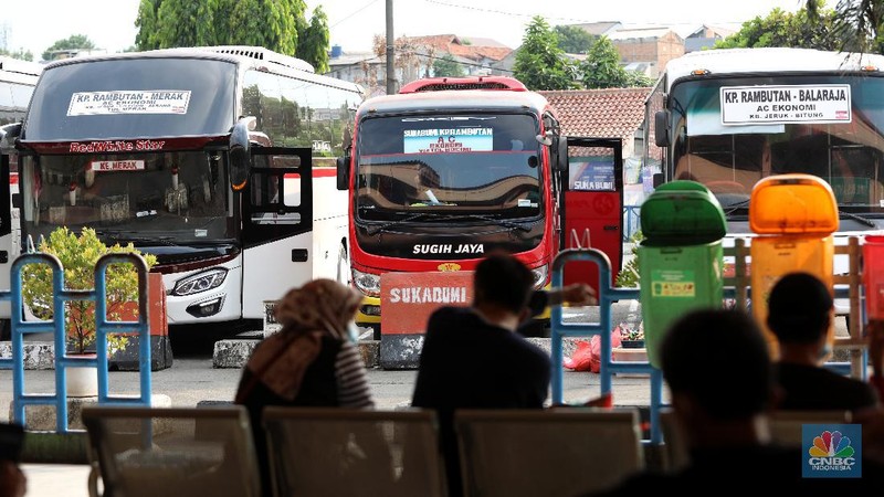 Larangan Mudik Diperpanjang, Terminal Kampung Rambutan Terlihat Sepi Penumpang. (CNBC Indonesia/Andrean Kristianto)