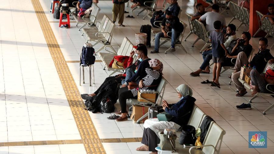 Larangan Mudik Diperpanjang, Terminal Kampung Rambutan Terlihat Sepi Penumpang. (CNBC Indonesia/Andrean Kristianto)