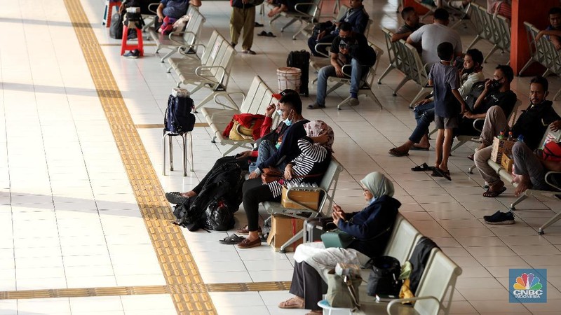 Larangan Mudik Diperpanjang, Terminal Kampung Rambutan Terlihat Sepi Penumpang. (CNBC Indonesia/Andrean Kristianto)