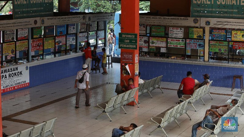 Larangan Mudik Diperpanjang, Terminal Kampung Rambutan Terlihat Sepi Penumpang. (CNBC Indonesia/Andrean Kristianto)