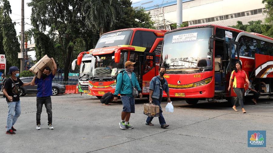 Larangan Mudik Diperpanjang, Terminal Kampung Rambutan Terlihat Sepi Penumpang. (CNBC Indonesia/Andrean Kristianto)