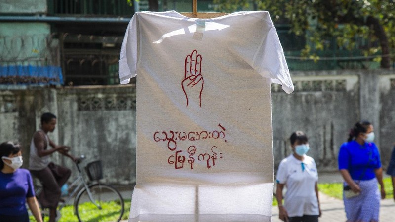 An anti-coup protester flashes the three-finger salute during a demonstration at Yangon, Myanmar on Wednesday, April 21, 2021. Aid workers and activists are warning Myanmar's political upheavals risk causing a regional refugee crisis as the strife following a February coup displaces growing numbers of people who have lost their livelihoods. (AP Photo)