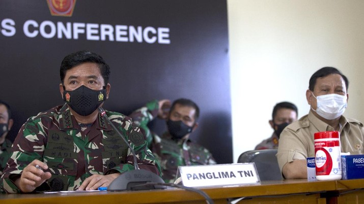 Indonesian Military chief Hadi Tjahjanto, left and Indonesian Defense Minister Prabowo Subianto, right, are seen during a press conference concerning the missing naval submarine in Bali, Indonesia on Thursday, April 22, 2021. Indonesia's navy ships are intensely searching the waters where one of its submarines was last detected before it disappeared, as neighboring countries are set to join the complex operation. (AP Photo/Firdia Lisnawati)