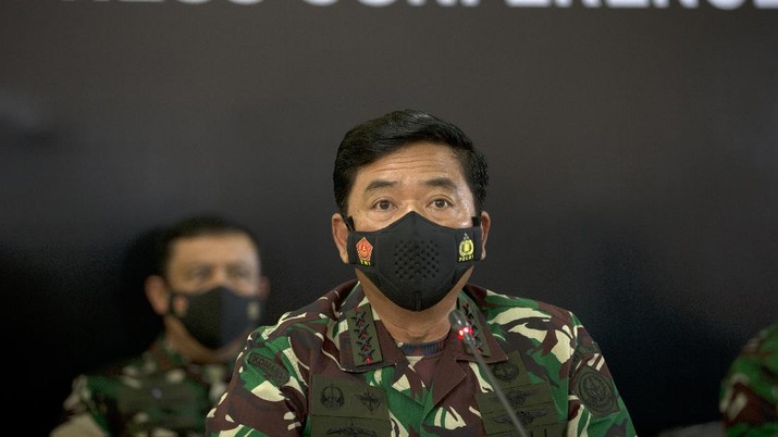 Panglima TNI Hadi Tjahjanto Indonesian Military chief Hadi Tjahjanto, right, talks to media during a press conference regarding its missing naval submarine in Bali, Indonesia on Thursday, April 22, 2021. Indonesia's navy ships are intensely searching the waters where one of its submarines was last detected before it disappeared, as neighboring countries are set to join the complex operation. (AP Photo/Firdia Lisnawati)