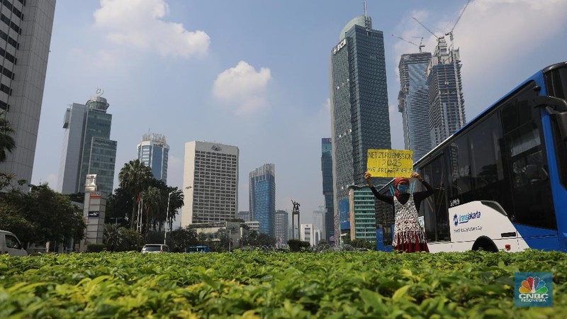 Sejumlah aktivis lingkungan hidup menggelar aksi 