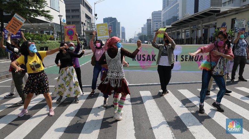 Sejumlah aktivis lingkungan hidup menggelar aksi 