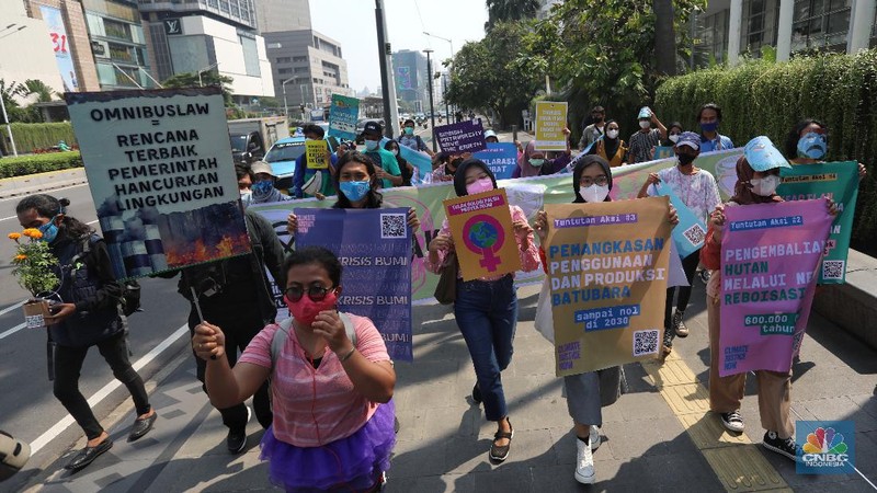 Sejumlah aktivis lingkungan hidup menggelar aksi 