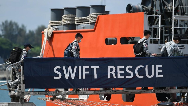 In this April 21, 2021, photo, MV Swift Rescue, kapal pendukung dan penyelamat kapal selam, berangkat ke Indonesia dari Singapura. Kapal angkatan laut Indonesia pada hari Kamis, 22 April, sedang intens mencari kapal selam yang kemungkinan jatuh terlalu dalam untuk diambil, membuat peluang bertahan hidup bagi 53 orang di dalamnya menjadi tipis. Negara tetangga bergegas membawa kapal penyelamat mereka untuk mendukung operasi kompleks tersebut. (Halaman Facebook Ng Eng Hen melalui AP)
